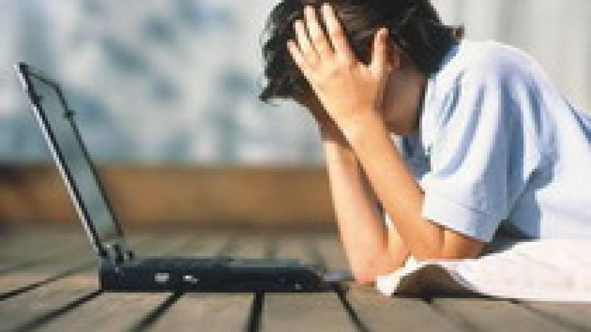 Ziua protejării copiilor în spaţiul online: 50% dintre adolescenţi au postat pe internet date personale