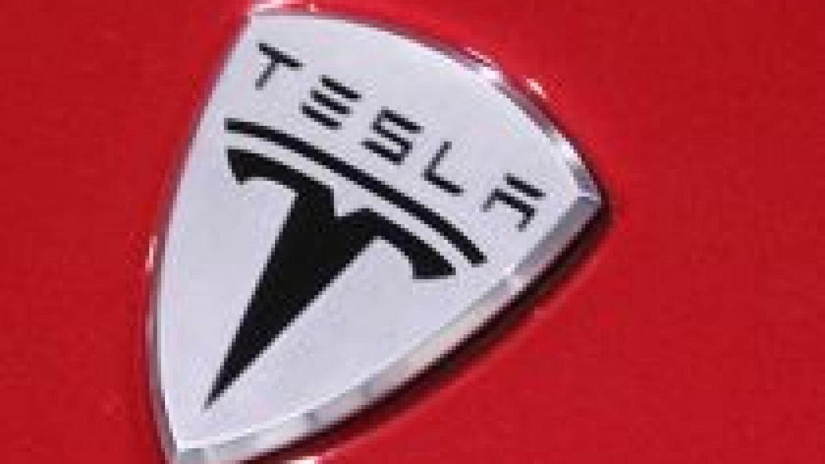 Daimler cumpără 10% din producătorul de maşini electrice Tesla
