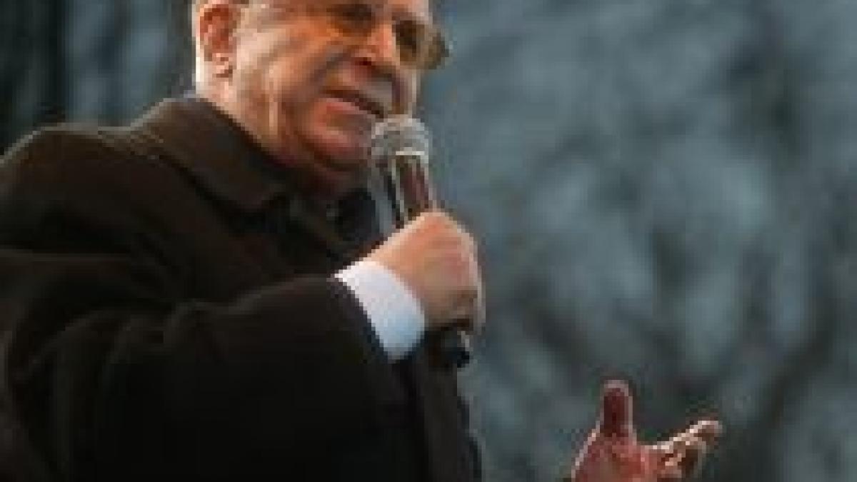 Iliescu cere PDL să se distanţeze de Băsescu, pentru a cotinua alianţa

