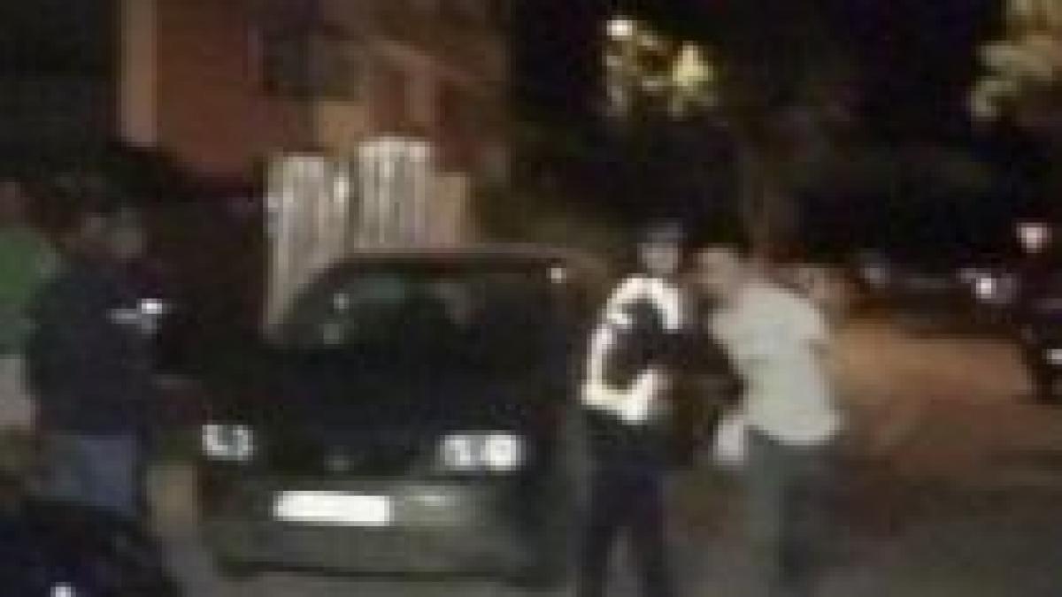 Iaşi. O echipă de jurnalişti a fost atacată chiar sub ochii poliţiştilor (VIDEO)