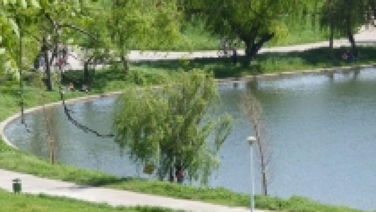 Un tânăr a murit înecat în lacul din parcul Tineretului, după ce barca în care se afla s-a răsturnat