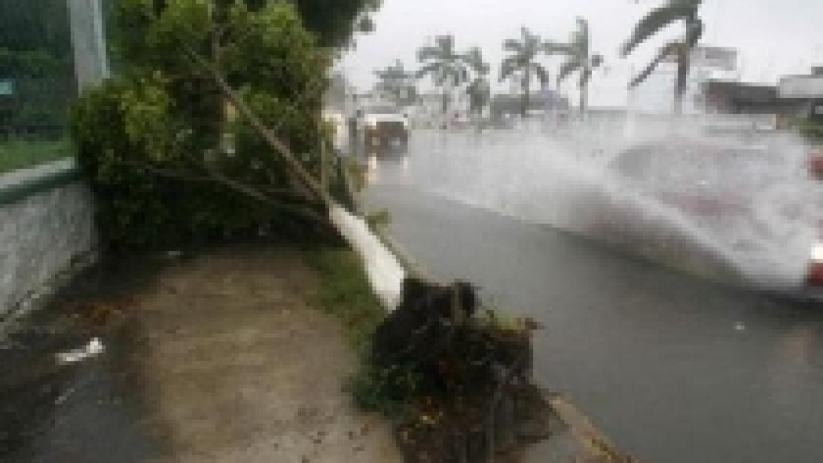 Coasta de sud a Bangladesh-ului, lovită de ciclonul Aila. 400.000 de oameni, evacuaţi