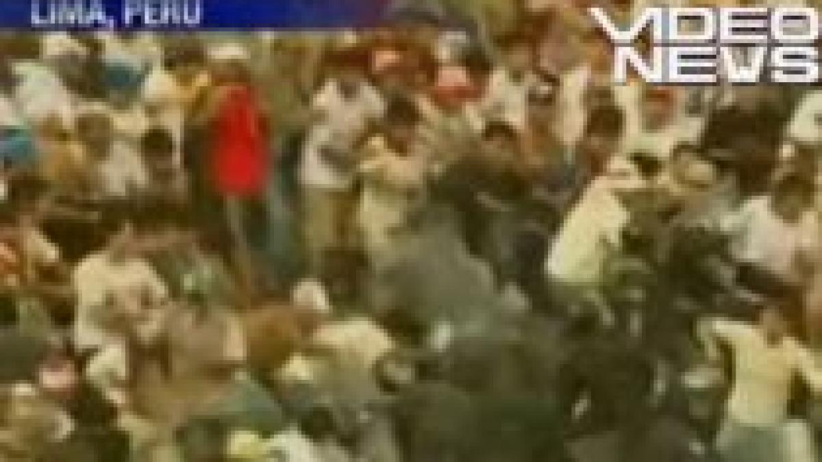 Bătaie pe stadion în Peru, între fanii lui Universitario şi poliţie (VIDEO)