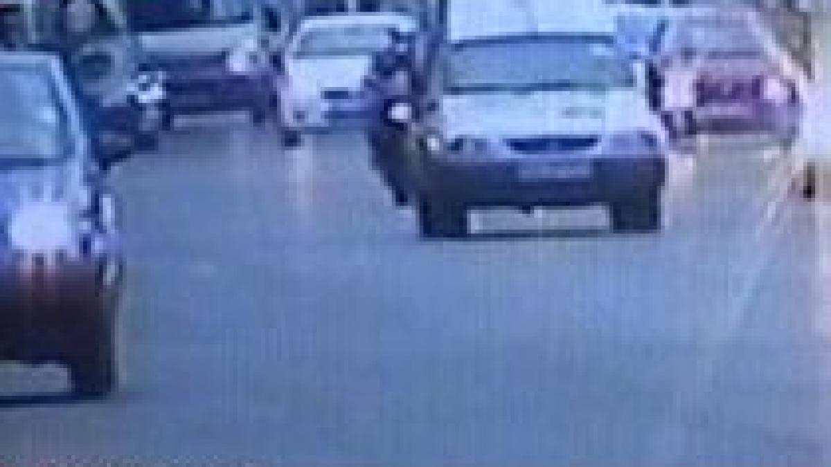 Deva. Un motociclist accidentat grav după ce a intrat cu viteză într-o maşină (VIDEO)