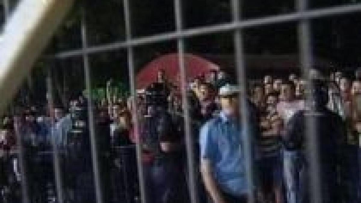 A venit vremea rea. 200 de fani furioşi au aruncat cu pietre în jucătorii lui Dinamo (VIDEO)