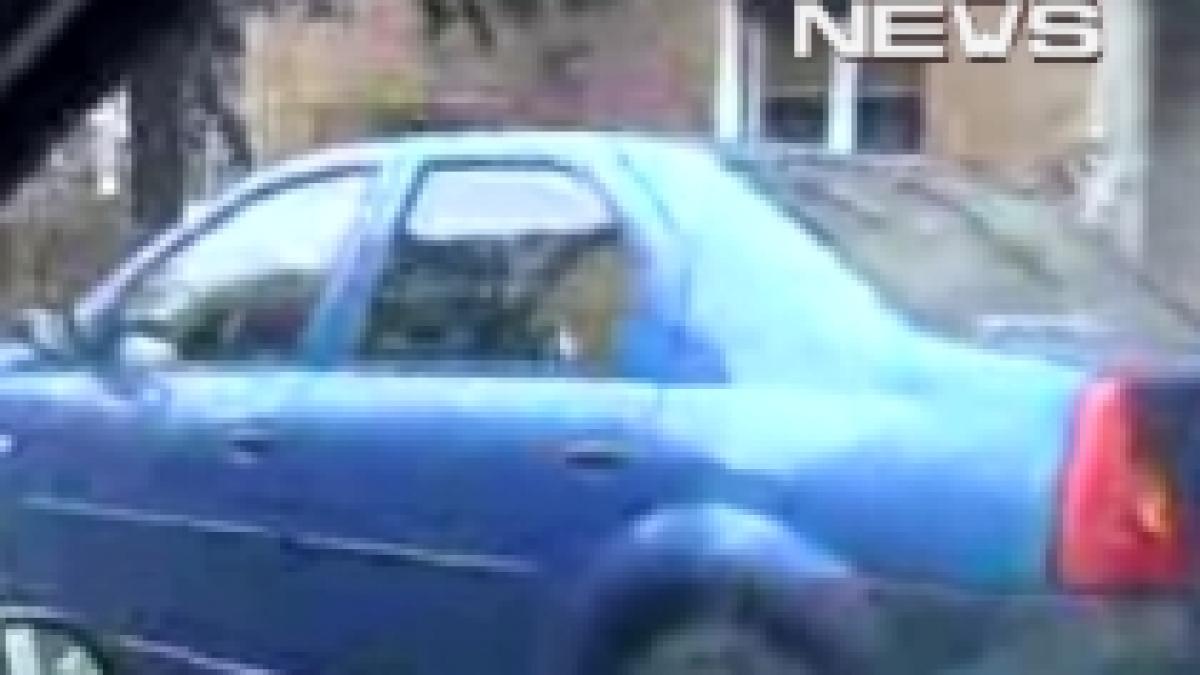 Parcarea, treabă grea. Cât timp îi ia unei femei să parcheze o maşină (VIDEO) 