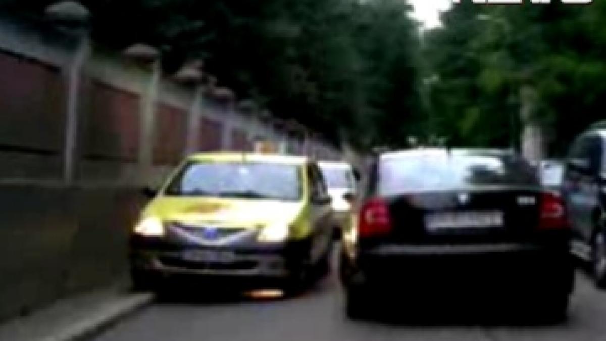 Cum să îţi parchezi maşina fără să poată fi ridicată sau despre ironiile Poliţiei din Iaşi (VIDEO)