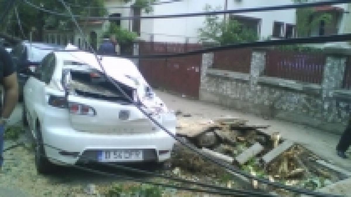 Maşini distruse de copaci, trafic blocat. Bucureştiul după furtună, în imagini (FOTO)