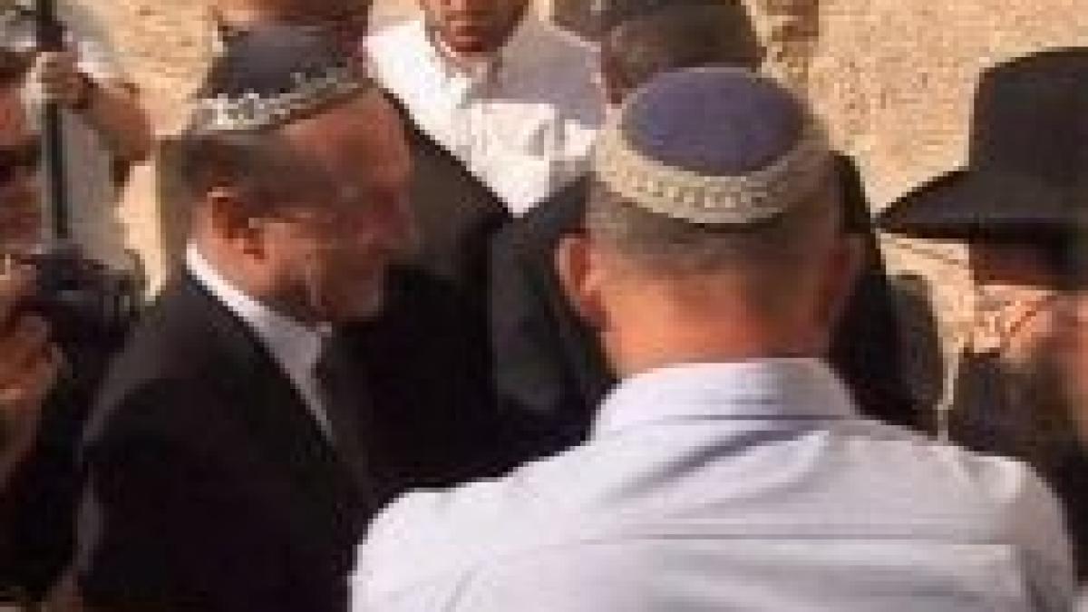 Un altfel de bileţel: Traian Băsescu şi-a lăsat o dorinţă la Zidul Plângerii din Israel (VIDEO)