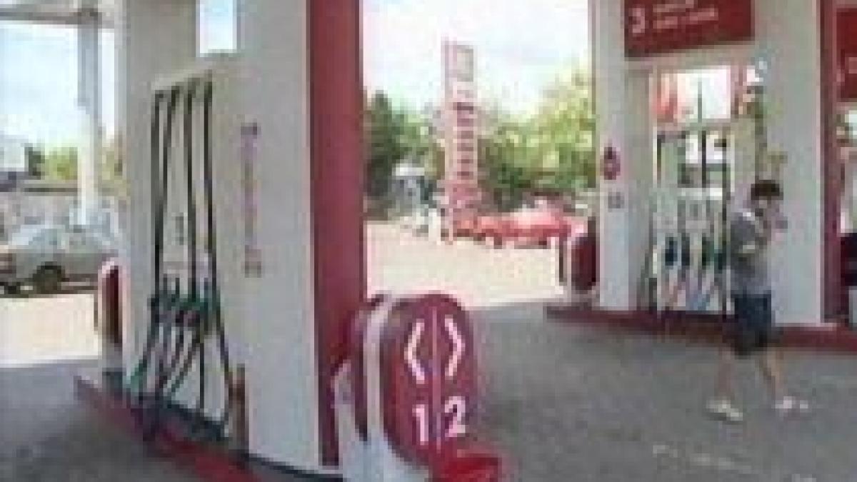 Benzina şi motorina se scumpesc cu opt bani pe litru