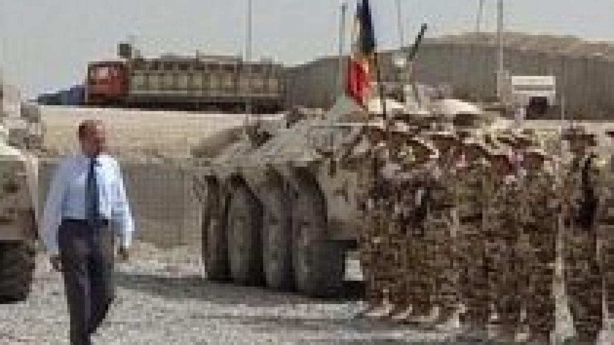 Ceremonie de încheiere a misiunii militarilor români în Irak. Băsescu, înlăcrimat: "Misiune îndeplinită!"