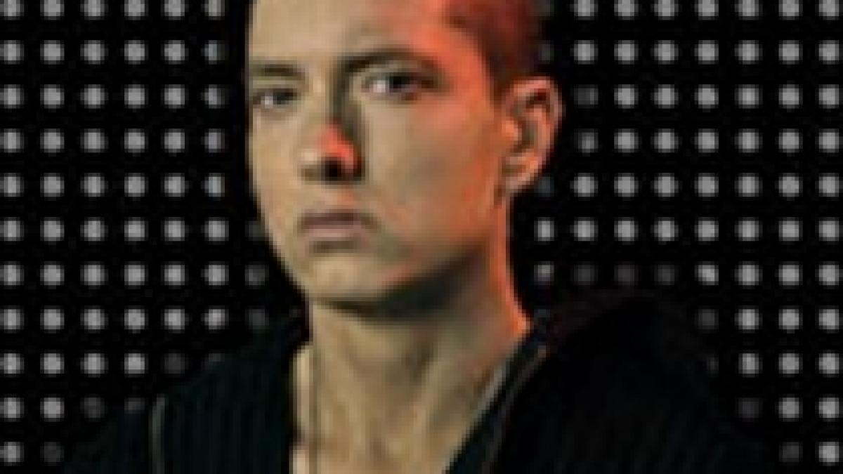 Eminem, mai sărac cu 60.000 de dolari, după ce i-a fost furat un colier cu diamante