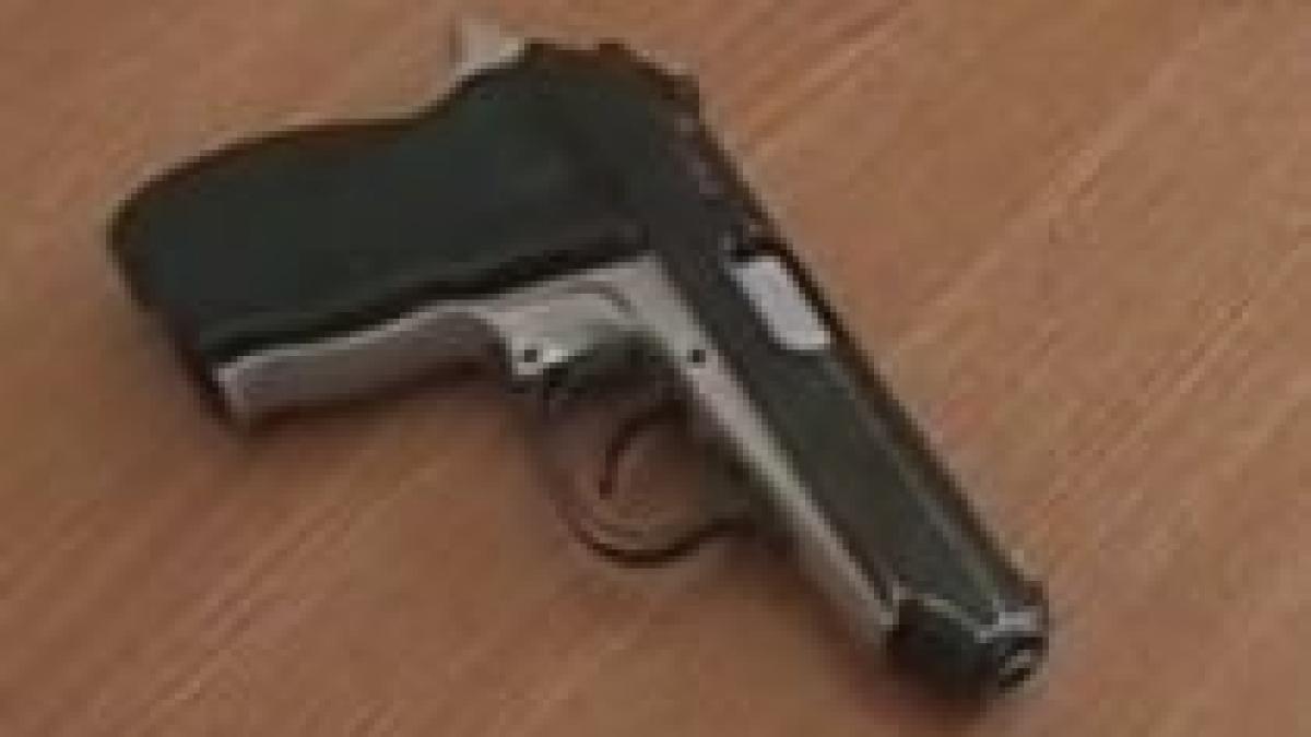 Primar din Dolj, ameninţat cu pistolul chiar în faţa primăriei (VIDEO)