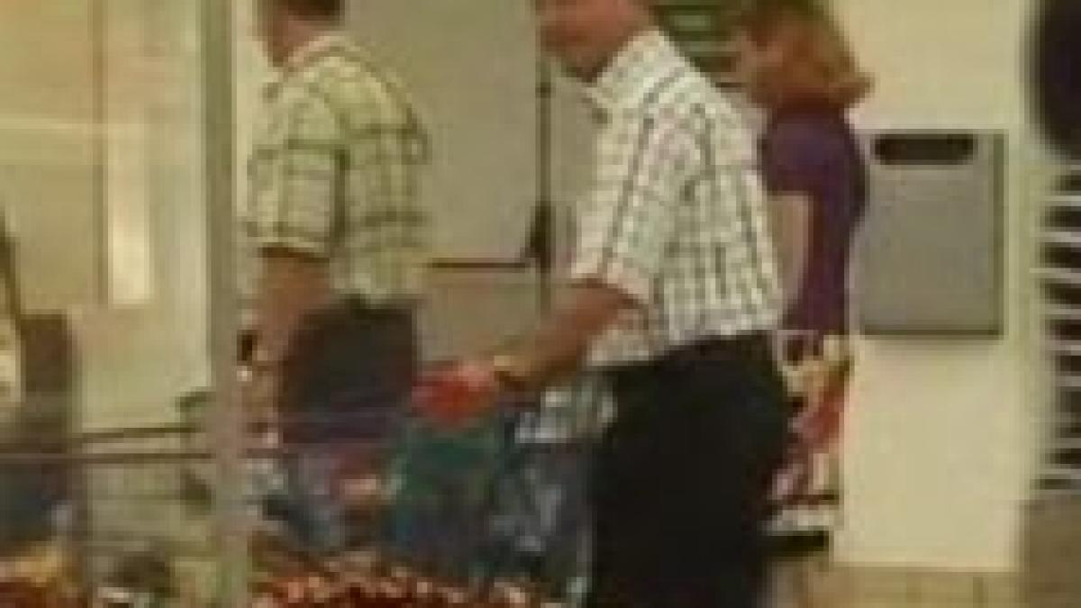 Traian Băsescu, la cumpărături într-un hypermarket: Nu comentez decizia lui Mircea Geoană (VIDEO)