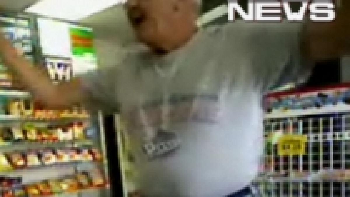 Prins cu mâţa-n sac: Un bătrân, filmat în timp ce fura dintr-un supermarket (VIDEO)