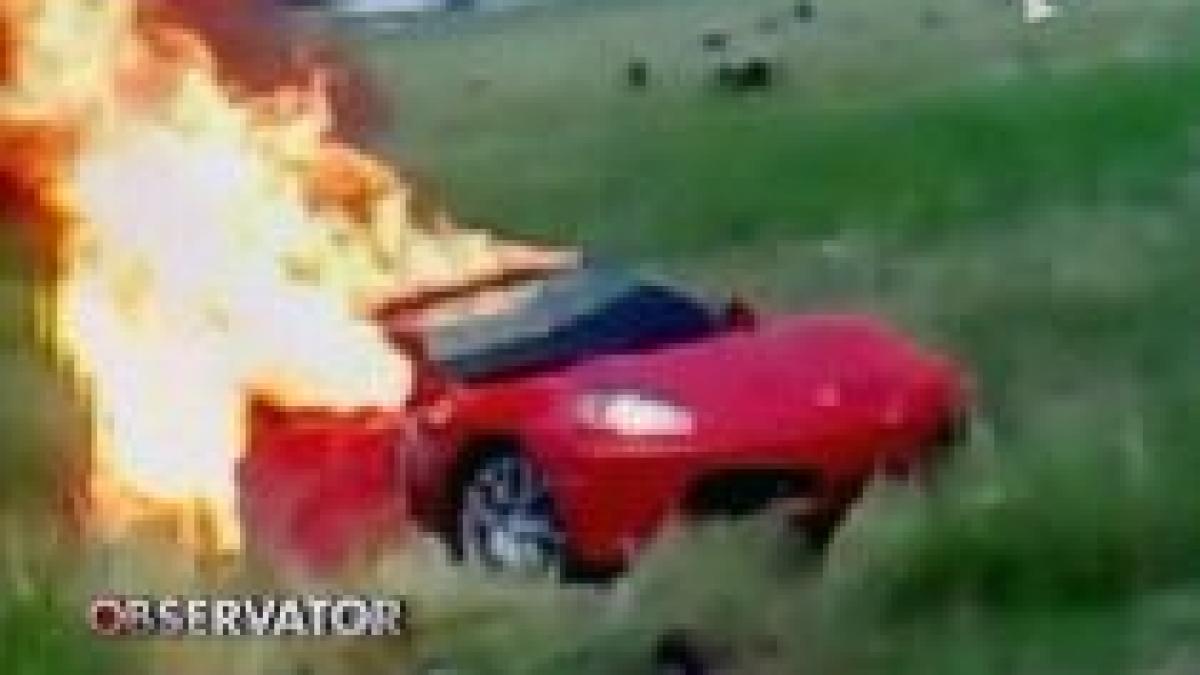 Nicio lună fără un Ferrari în flăcări. Un alt bolid F430 a ars după ce a provocat un accident (VIDEO)