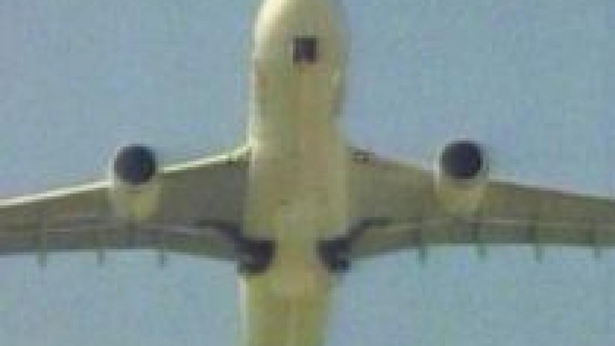 Aterizare de urgenţă a unui avion Airbus, după ce un motor a luat foc