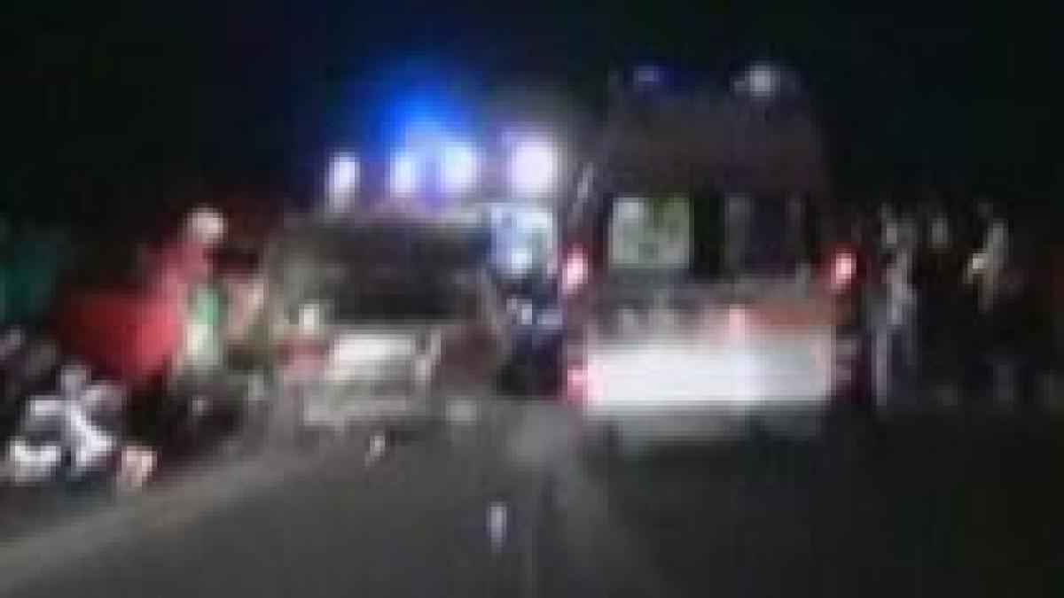 Pericol de explozie pe DN67, după ce două maşini s-au ciocnit frontal (VIDEO)