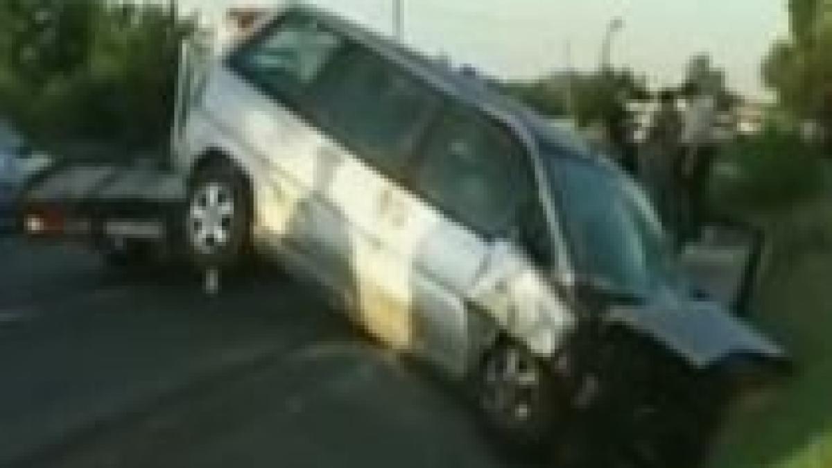 Poliţist în comă, după ce a fost lovit de un microbuz în timp ce ancheta un accident (VIDEO)