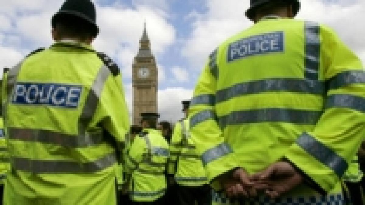 Şase poliţişti britanici, acuzaţi că au torturat cetăţeni străini prin simularea înecului
