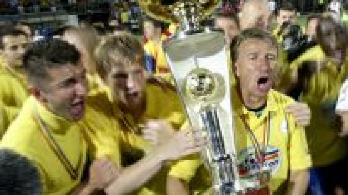 Dan Petrescu, îndrăgostit de trofeul Ligii I: "Am dormit cu trofeul lângă pat"