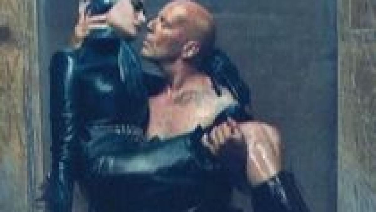 Pictorial incendiar cu Bruce Willis: Actorul apare în boxeri şi poziţii sexy alături de soţia sa (VIDEO)