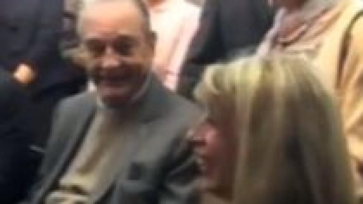 Jaques Chirac flirtează cu o blondă, în timp ce soţia lui susţine un discurs (VIDEO)