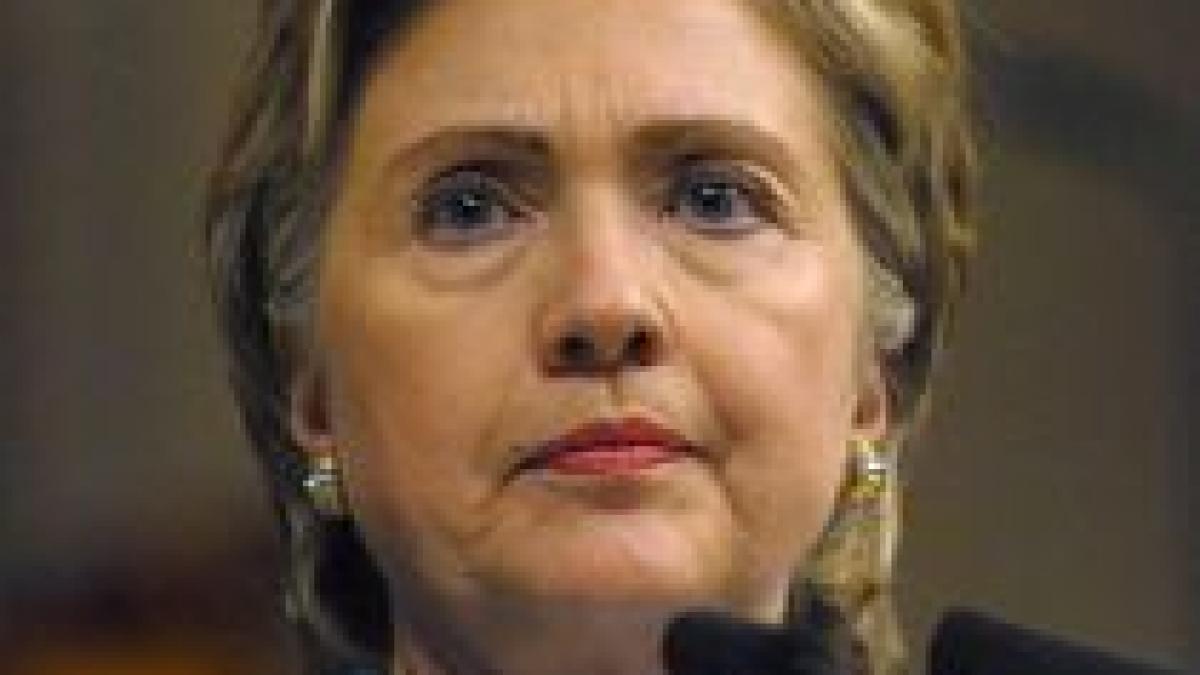 Pe Hillary Clinton o doare în cot, la propriu... Secretarul american de Stat a suferit o fractură
