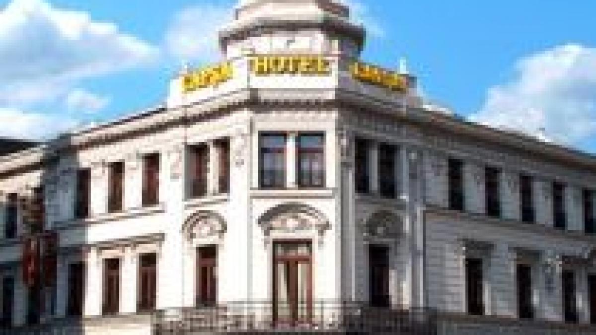 Beat la volan, un tânăr s-a oprit cu maşina direct în hotelul Capşa din Capitală