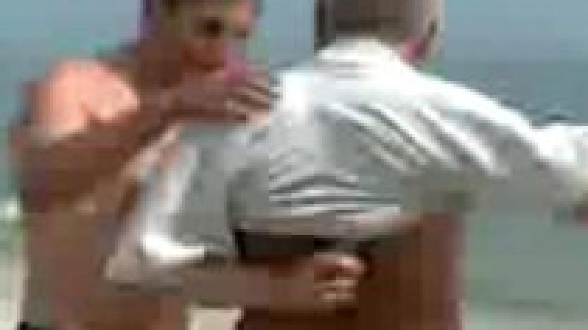 Cum să îmbraci pantalonii în loc de tricou, în trei paşi simpli (VIDEO)