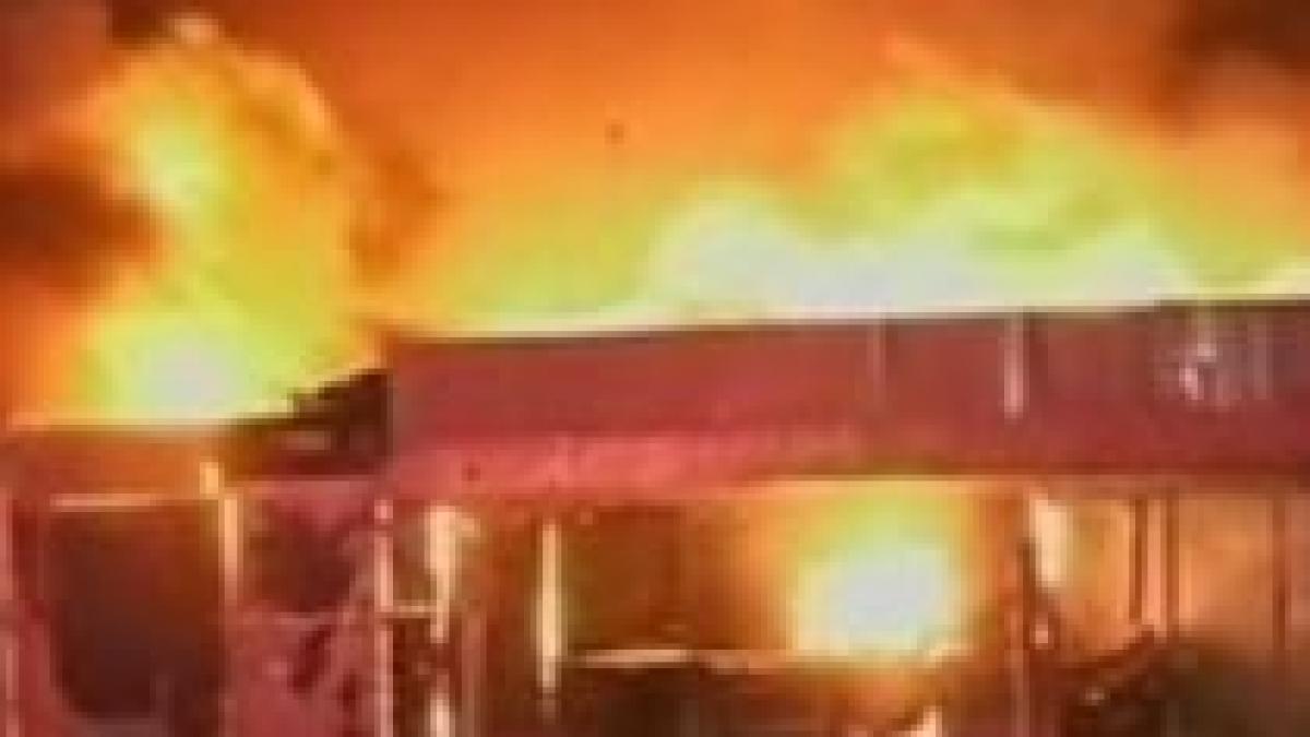 Incendiu devastator, într-o piaţă din Târgovişte: Patru magazine au fost distruse (VIDEO)
