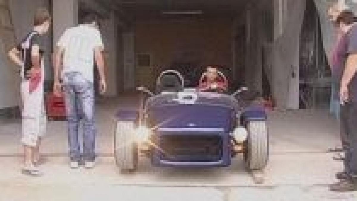 Patru studenţi au construit primul roadster românesc. Maşina atinge 100km/h în 5,8 secunde (VIDEO)