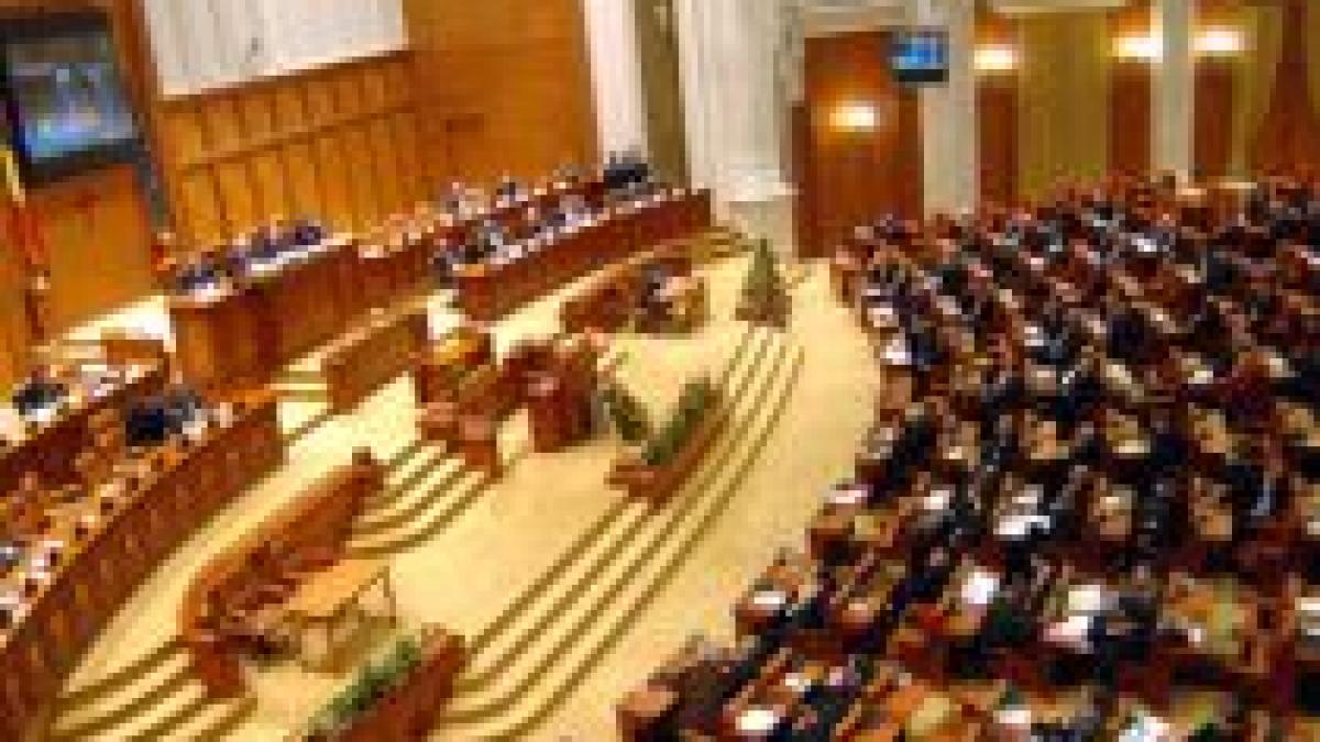 Moţiunea simplă a PNL şi UDMR pe tema administraţiei, respinsă de Senat
