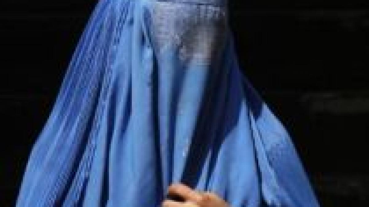 Nicolas Sarkozy spune că vălul islamic burka nu este ?binevenit? în  Franţa
