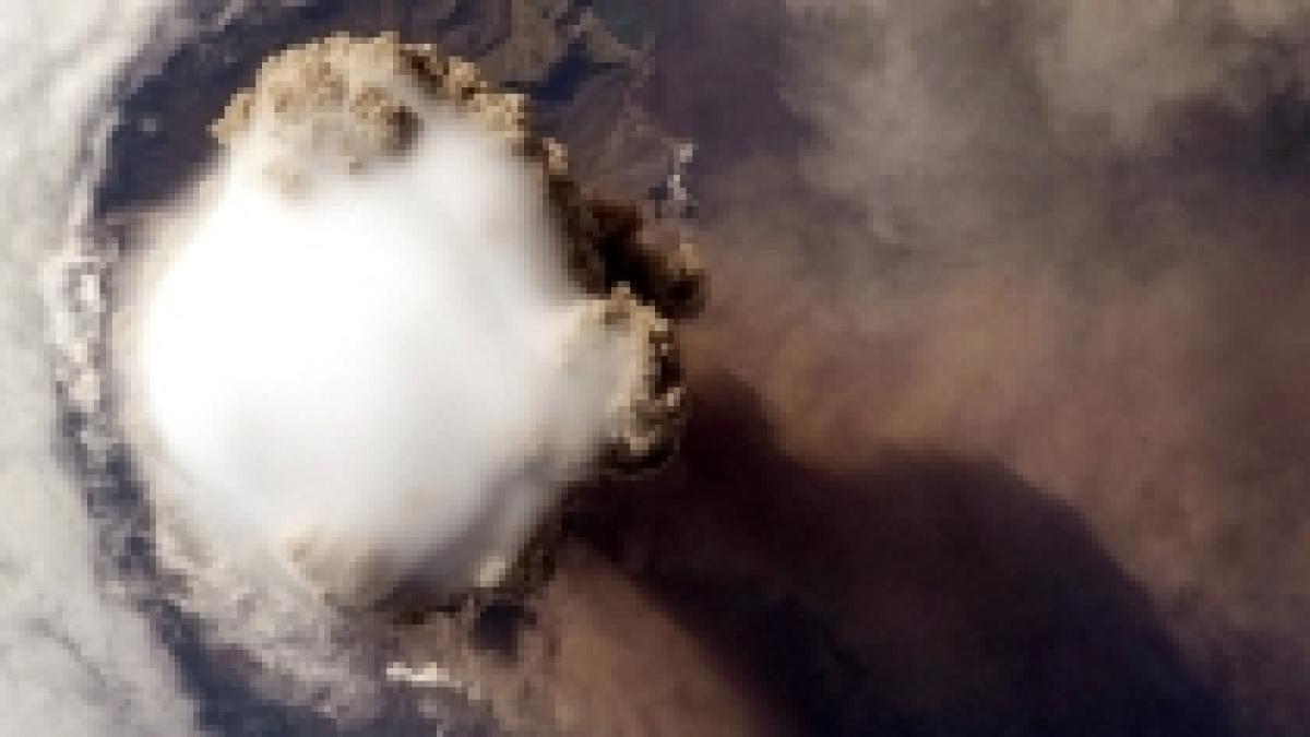 Imagini impresionante cu erupţia unui vulcan, realizate de pe Staţia Spaţială Internaţională (FOTO)