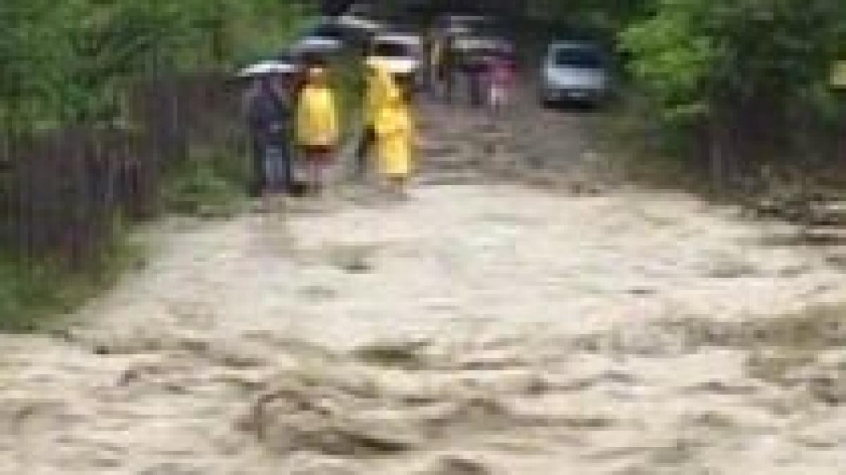 Inundaţii în mai multe judeţe şi în Bucureşti (VIDEO)