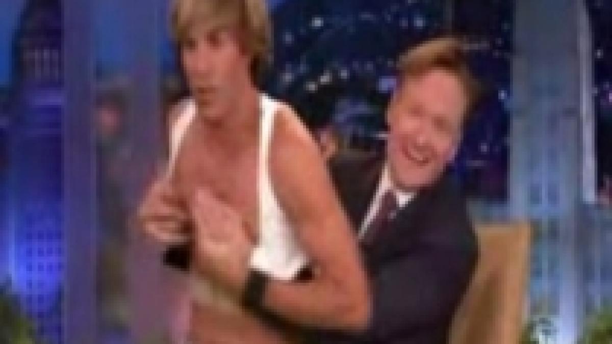 Sacha Baron Cohen face striptease în emisiunea lui Conan O'Brien (VIDEO)