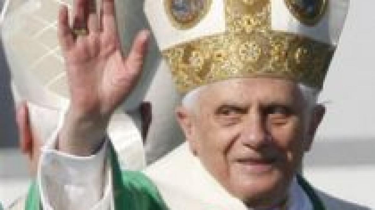 Papa cere crearea unei "autorităţi globale " pentru economie
