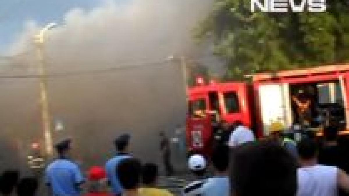 Incendiu în cartierul Andronache din Capitală. Două persoane s-au intoxicat de la fum (VIDEO)