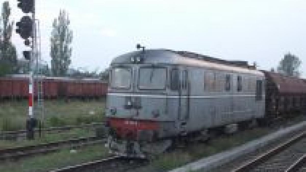 Circulaţie feroviară blocată o jumătate de oră în apropiere de Galaţi, după ce o locomotivă a luat foc