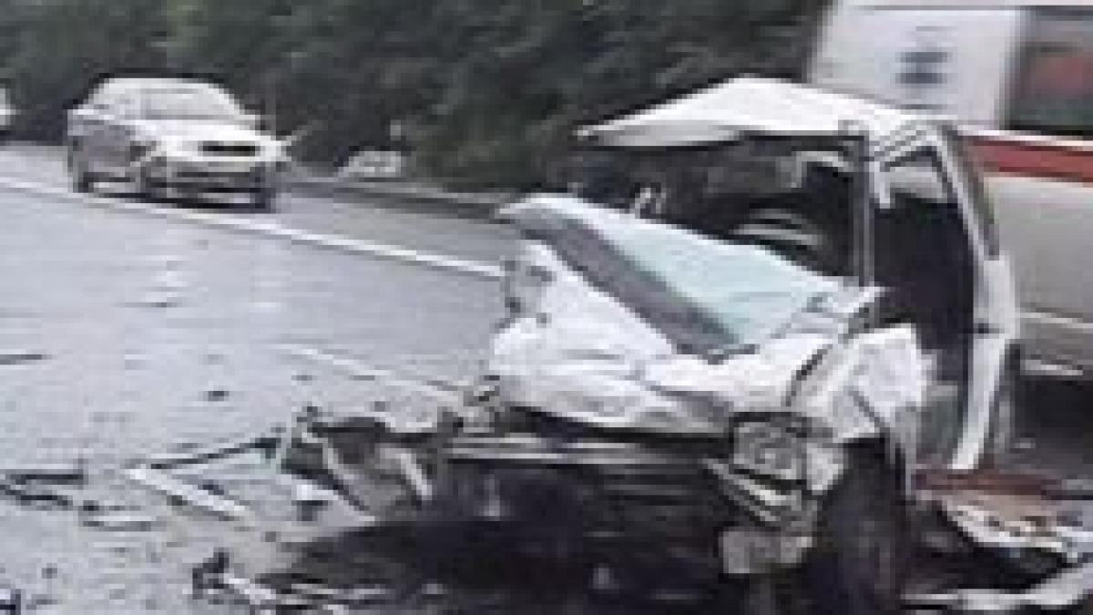 Accident rutier în zona Ciolpani. Doi oameni au murit şi trei au fost grav răniţi (VIDEO)