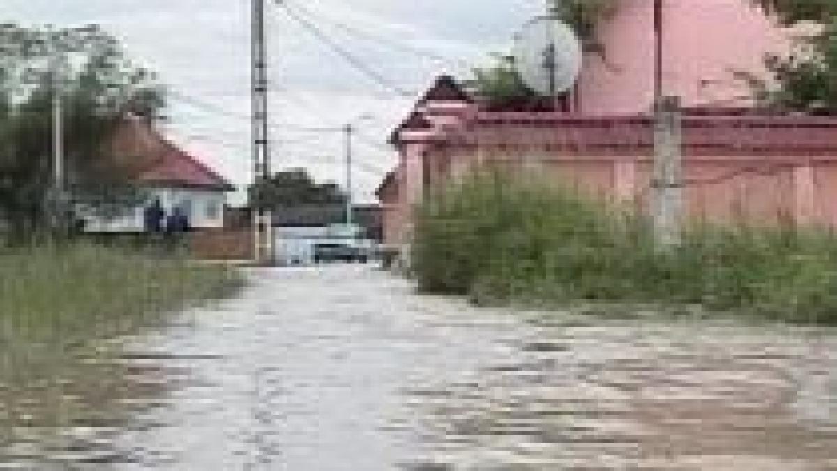 România, la cheremul ploilor: O mie de gospodării afectate. Vezi bilanţul inundaţiilor şi prognoza meteo (VIDEO)