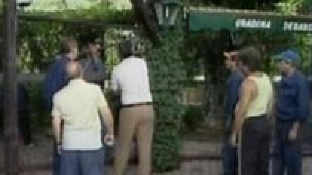 Terasă care funcţiona ilegal în parcul Cişmigiu, demolată de autorităţi