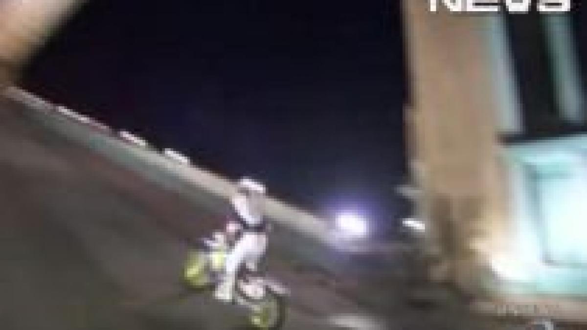 A sărit peste Podul Londrei cu motocicleta (VIDEO)