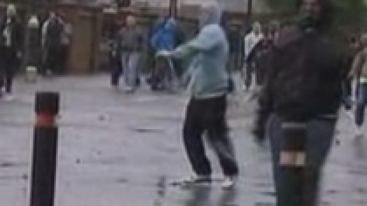 Violenţe în Irlanda de Nord. 10 poliţişti răniţi, în urma confruntărilor cu tinerii catolici