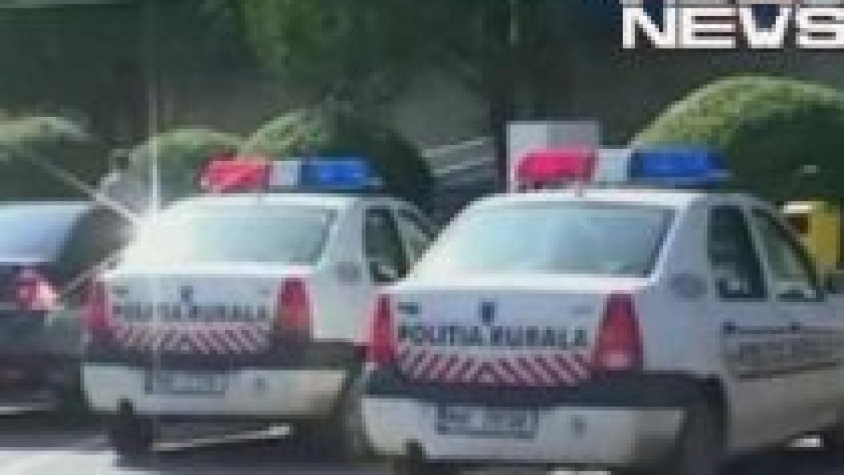 Poliţist, pieton. Criza îi face pe poliţiştii din Vaslui să împrumute maşini din vecini (VIDEO)