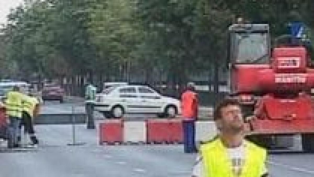 Constructorii pasajului Basarab au blocat podul Grozăveşti dar nu au pus şi indicatoare (VIDEO)

