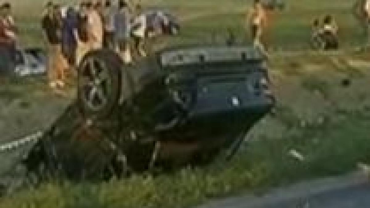 Doi tineri au murit, după ce maşina de lux în care se aflau a izbit alte două autoturisme (VIDEO)