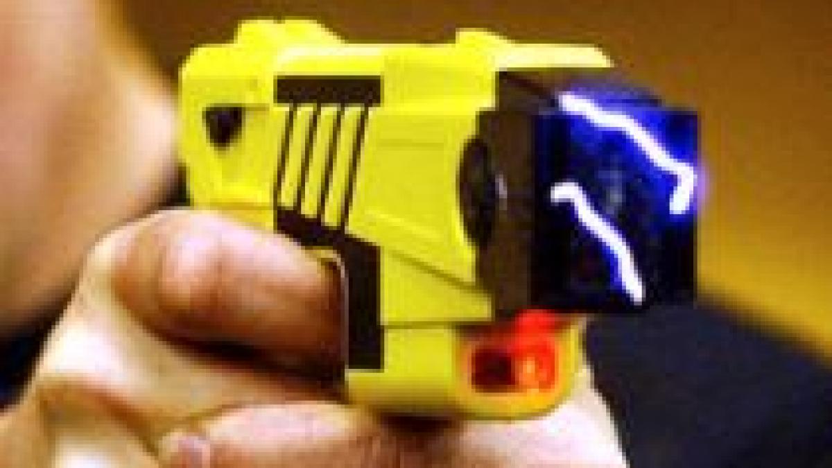 Un bărbat a luat foc, după ce a fost împuşcat cu un pistol cu electroşocuri