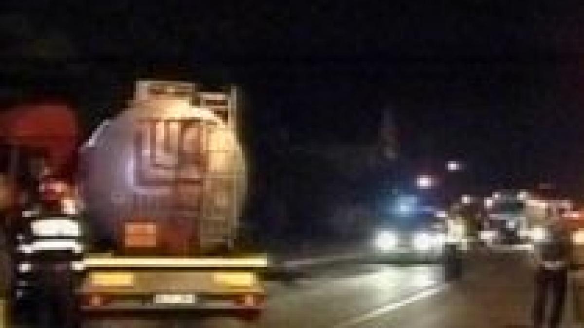 Infotrafic. Cinci răniţi, după ce un şofer neatent s-a izbit cu maşina de o cisternă (VIDEO)